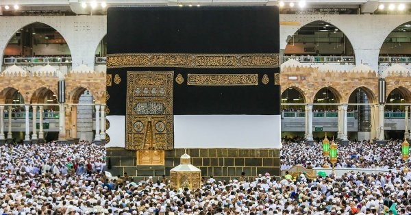 رفع كسوة الكعبة تقليد سنوي يسبق الاستعداد لموسم الحج