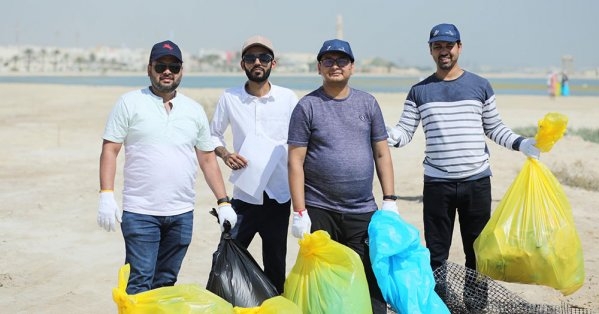 بلدية المنطقة الجنوبية تزيل طناً من المخلفات في حملة "سواحلنا مسؤوليتنا" بالشراكة المجتمعية مع فريق وان هارت بحرين لتنظيف ساحل عسكر
