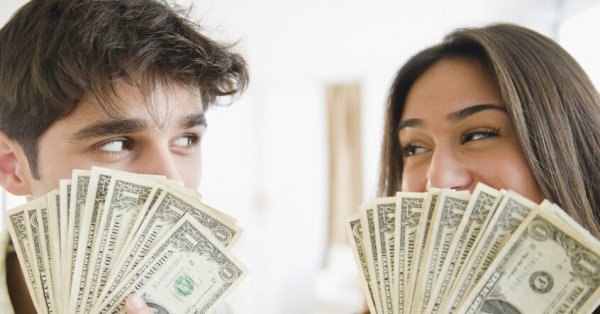 الرجال أم النساء.. من الأكثر كرما؟