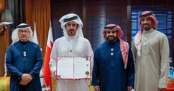 خالد بن حمد يتسلّم شهادة السلامة للمنشآت الرياضية