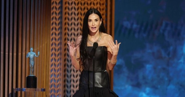 ديمي مور تفوز بجائزة أفضل ممثلة في SAG