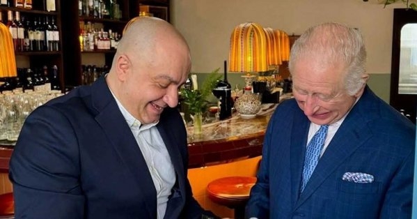 قبل رمضان.. الملك تشارلز يزور مطعما سوريا بشكل مفاجئ