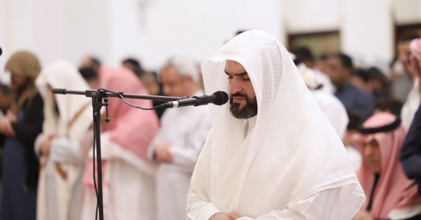 بالصور: جموع يصلون التراويح بإمامة فضيلة الشيخ عمار فخر الدين العلوي بجامع الشيخة موزة