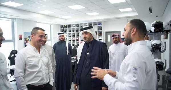 الرئيس التنفيذي لممتلكات يزور شركة ريسينغ فورس
