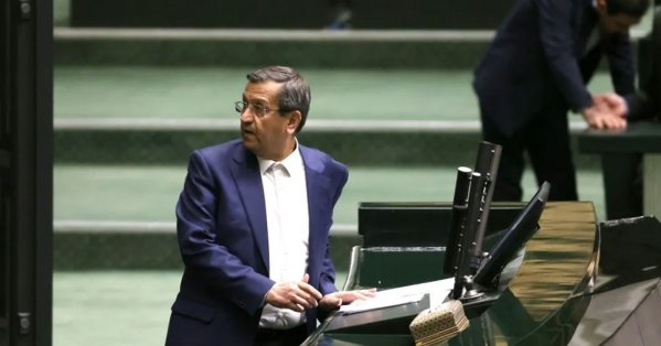 البرلمان الإيراني يقيل وزير المال على وقع تدهور الاقتصاد
