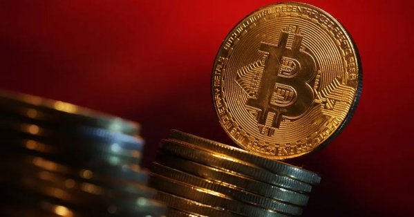 تسونامي البيع يصل سوق التشفير.. بيتكوين تتراجع لهذا المستوى!