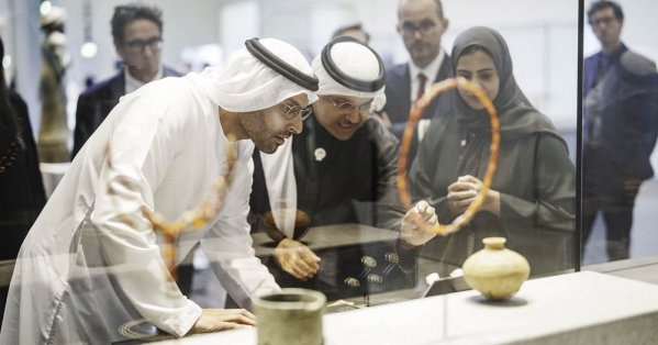 مجموعة القطع الأثرية البحرينية المُكتشفة من دلمون وتايلوس معروضة في متحف اللوفر أبوظبي
