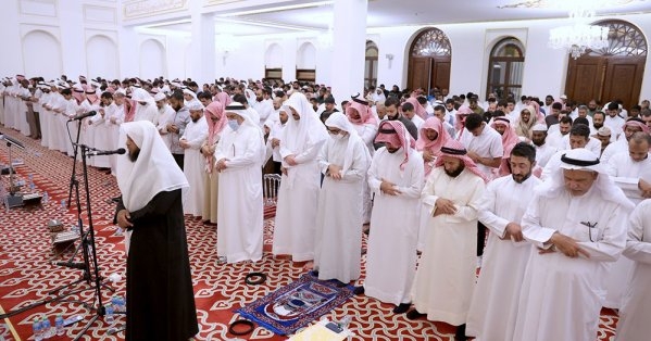 جموع المصلين يحيون صلاة القيام في جامع المغفور لها سمو الشيخة موزة بنت حمد
