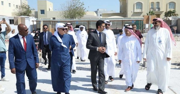 وزير البلديات يتفقد الأعمال الإنشائية لمشروع المركز التجاري بمدينة عيسى