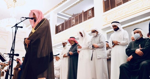 جموع المصلين يحيون صلاة القيام في جامع المغفور لهـــا سمــو الشيخــة مـوزة بنـت حمـد