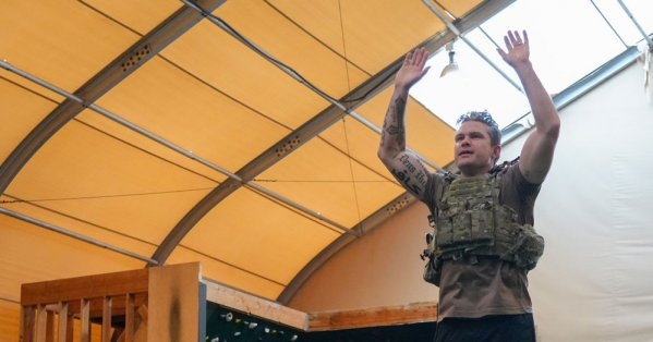 "كافر".. وزير الدفاع الأميركي يشعل ضجة بـ"تاتو" على ذراعه