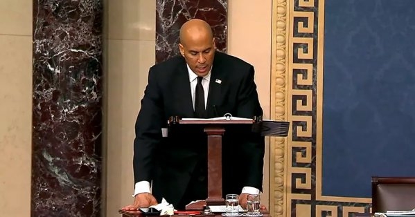 سيناتور ديمقراطي يلقي "خطابا ماراثونيا" حتى تنهار قواه