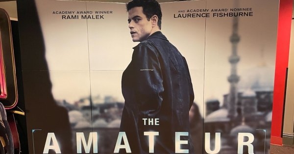 رامي مالك يخطف الأضواء في The Amateur