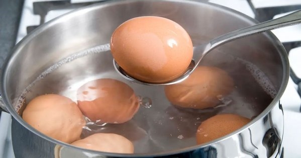 سبب عبقري سيجعلك تعيد استخدام ماء سلق البيض