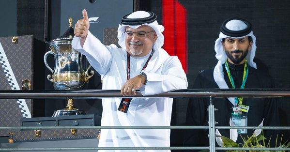 سمو ولي العهد رئيس الوزراء يتوج المتسابق أوسكار بياستري من فريق ⁧‫⁩مكلارين لفوزه بسباق جائزة البحرين الكبرى لطيران الخليج للفورمولا وان 2025 في نسخته الحادية والعشرين