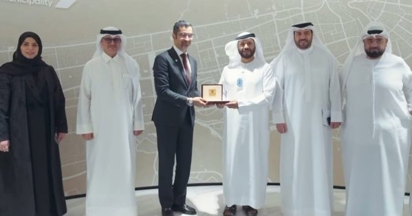 وزير "البلديات" يبحث مع وزيرة التغير المناخي والبيئة الإماراتية تعزيز التعاون في المجالات البلدية والزراعية
