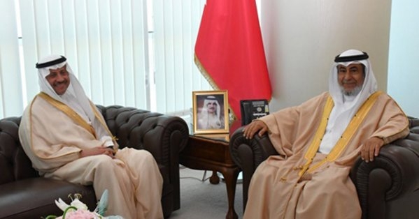 وزير شؤون مجلسي الشورى والنواب يستقبل سفير السعودية لدى البحرين