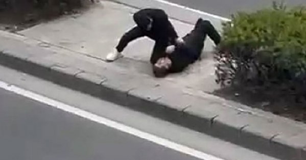 تركي صوّرته كاميرات الشوارع ينهال ضربا وركلا على أبيه