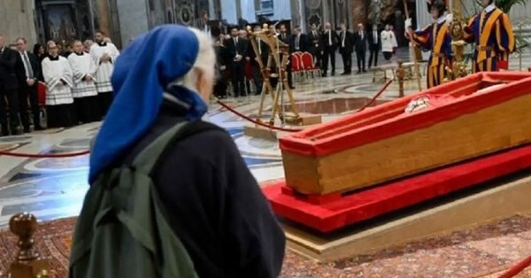 بالفيديو: من هي التي تركوها تخرق البروتوكول لتلقي نظرة على جثمان البابا المسجى؟