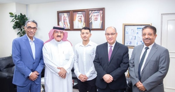 'الأهلية' تحتفي بخريجها المتميز يوسف البيات
