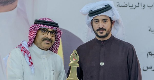 سمو الشيخ خالد بن حمد يكرم الفائزين في بطولة سموّه للشطرنج لمدارس البحرين