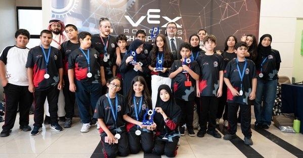 فوز المدرسة الكندية بالبحرين بجائزة التميز في بطولة "VEX IQ" الوطنية للروبوتات 2025
