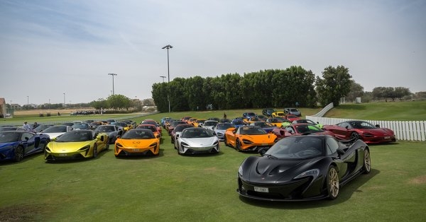 65 سيارة خارقة من ماكلارين تجتمع في الإمارات للاحتفال بماكلارين
