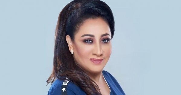 الفنانة سعاد علي ومعانتها مع "الديسك"