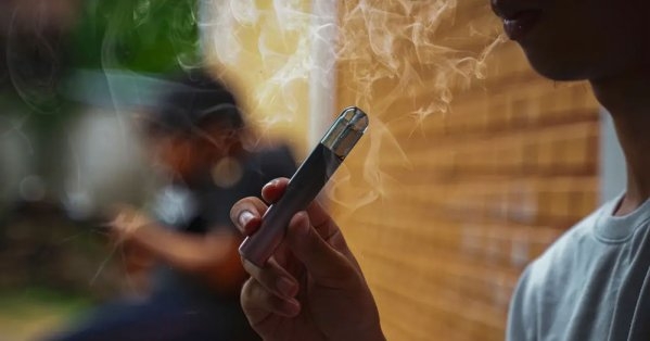 "رئة الفشار".. التدخين الالكتروني يُسبب مرضاً خطيراً لا علاج له