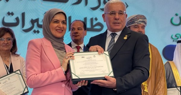الاتحاد البرلماني العربي يمنح الأمين العام لمجلس الشورى جائزة "التميز البرلماني العربي"