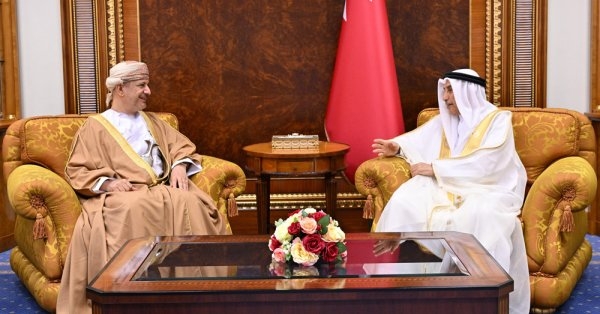 نائب رئيس مجلس الوزراء يؤكد على عمق العلاقات الأخوية والتاريخية بين البحرين وعُمان