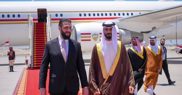 سمو الشيخ ناصر بن حمد في مقدمة مستقبلي الرئيس السوري لدى وصوله إلى البلاد