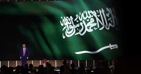 لماذا وقف ترامب في الرياض لأغنية God Bless USA؟.. هذه قصة الكلمات التي تبكي أميركا وتوحدها