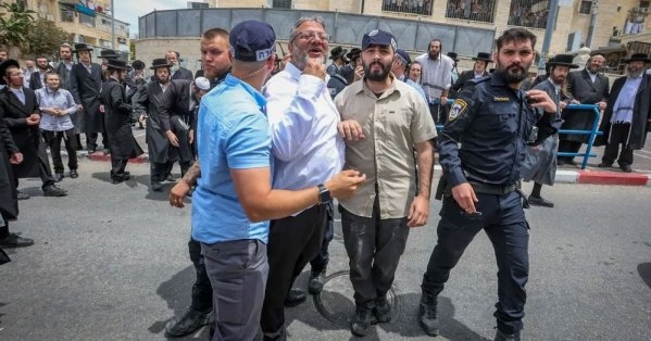 بالفيديو: إسرائيليون متطرفون يهاجمون بن غفير ويضربون زوجته