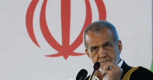 الرئيس الإيراني: سندافع عن حقنا النووي ولن نرضخ للضغوط