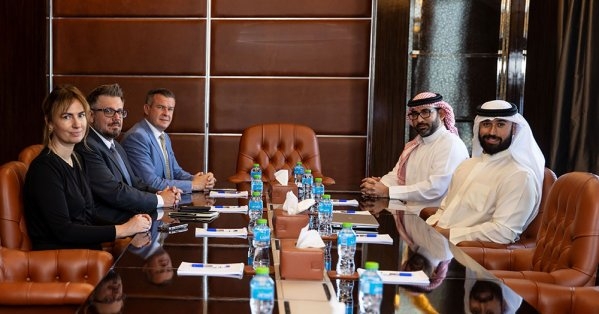 أمين عام "الشباب والرياضة" يبحث ضمان نزاهة الرياضة مع رئيس "المنشطات العالمية"