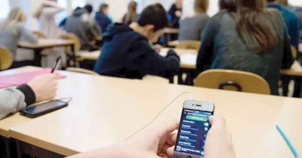 نصف الولايات الأمريكية تعتمد قوانين لتنظيم استخدام الهواتف المحمولة في المدارس