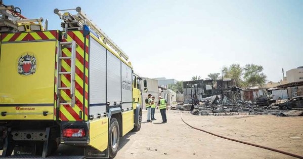 إخماد حريق في مزرعة وعدة مركبات بعراد دون إصابات
