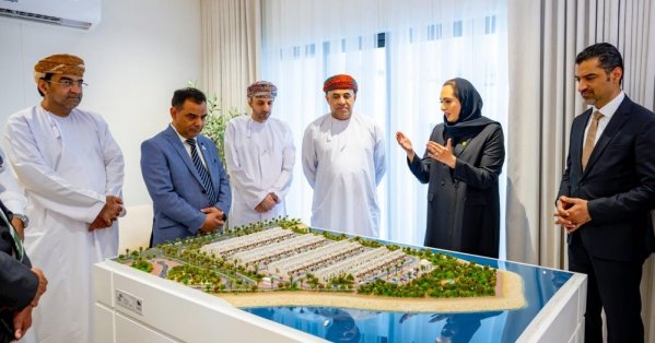 وزيرة الإسكان والتخطيط العمراني تستعرض المسيرة الإسكانية والمشاريع المطورة مع وزير الإسكان العماني