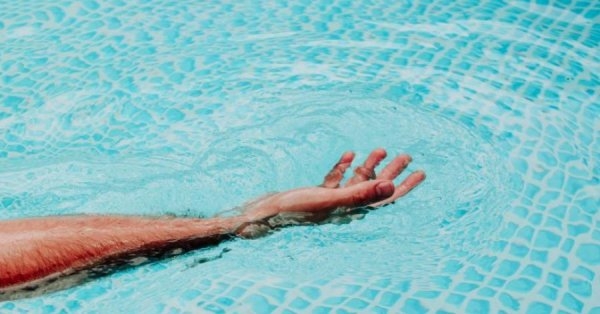 وفاة ستراوي في بركة سباحة... إليكم ما نعرفه