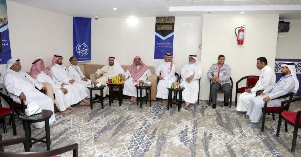 رئيس البعثة متفقدا احتياجات عدد من الحملات: أبوابنا مفتوحة 24 ساعة أمام الحجاج البحرينيين