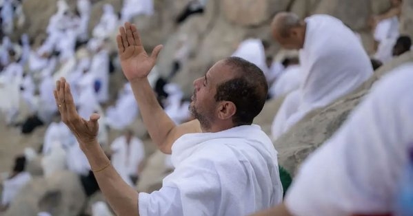 ضيوف الرحمن يتوافدون إلى صعيد عرفات لأداء ركن الحج الأعظم