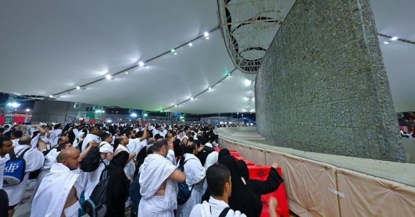 الحجاج يبدأون رمي "جمرة العقبة" الكبرى في مشعر منى