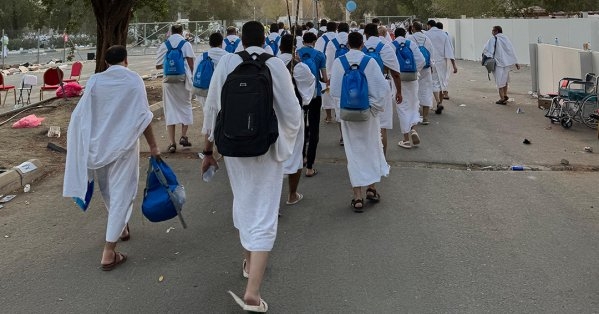 بالصور: حجاج البحرين يتجهون إلى منى لرمي الجمرات