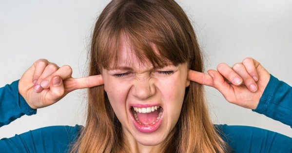 هل يزعجك صوت المضغ؟.. قد يكون هذا إنذارا خطيرا لصحتك العقلية