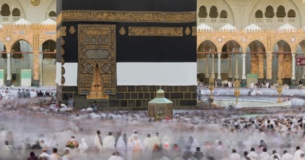 حجاج بيت الله الحرام يؤدون طواف الإفاضة
