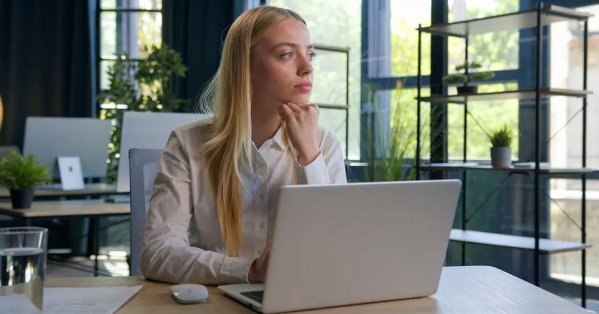 عندما يتعلق الأمر بالادخار يتساءل جيل "زد": ما الفائدة؟.. وخبير: هذا خطير!