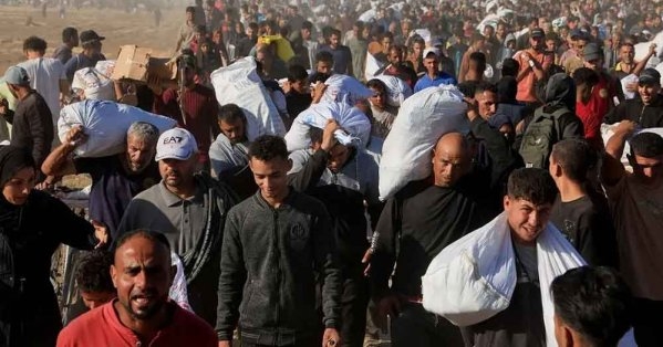 سيل من البشر.. آلاف يتكدسون في نقطة توزيع مساعدات غذائية بغزة