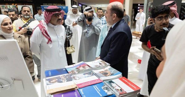 تحت درجة حرارة 39 مئوية.. خطابات المواطنين في يد وزير التربية