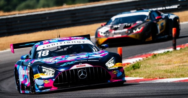 2 سيز موتورسبورت يحقق فوزين متتاليين ويتصدر بطولة British GT